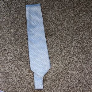 Vineyard Vines Light Blue with whale design Men's Tie 100% silk - Never worn!